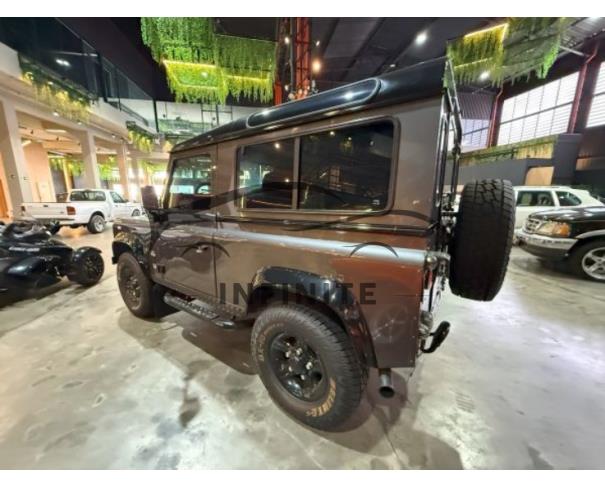 Foto de DEFENDER 2001