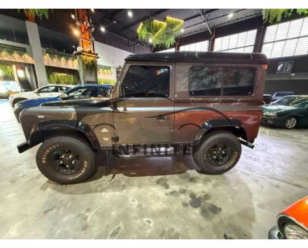 Foto de DEFENDER 2001